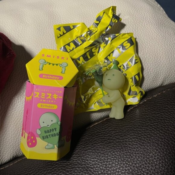 Smiski Birthday Series Smiski Popping Confetti Glow In The Dark Figure - Picture 1 of 2
